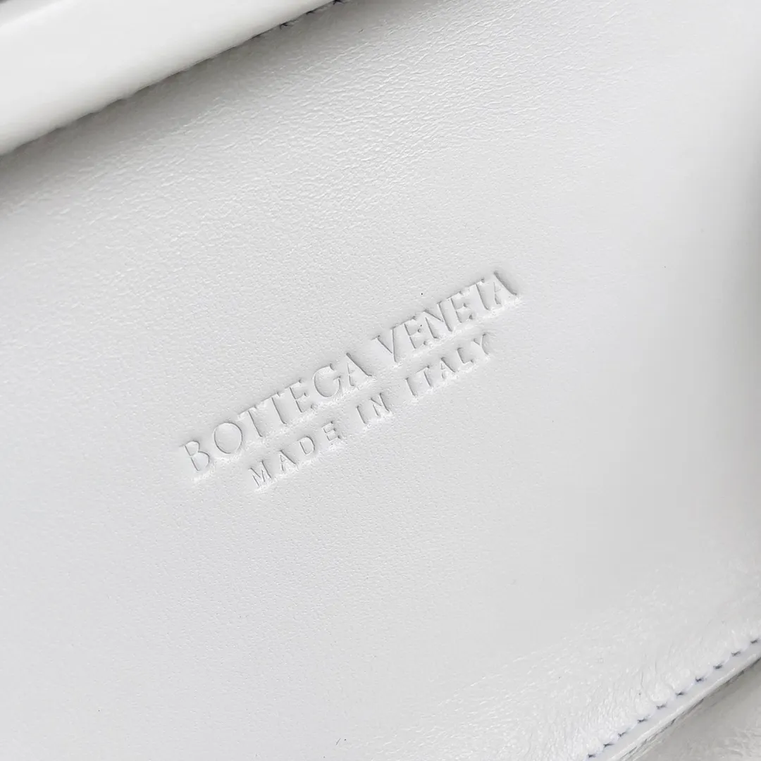 Batch 1860 BV Knot | The classic return of the evening bag. Original leather ➕ Stainless steel hardware ➕ 24k real gold plating ➕ Fully handmade. Those who know the history of our brand should have heard that the knot is a story of Bottega Veneta, and it is also one of the more important design elements. Matthieu Blazy's work this season sublimates Knot's classics, with a new knot design and a woven shoulder strap, plus Fouland Intreccio's weaving technology, adding some fashion to the retro and nostalgic feel of the past. Style number: 717622 Size: 20.5*6*12.5